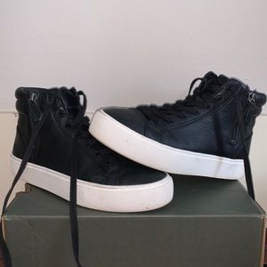 UGG OLLI, SIZE 8.5, BLACK LEATHER